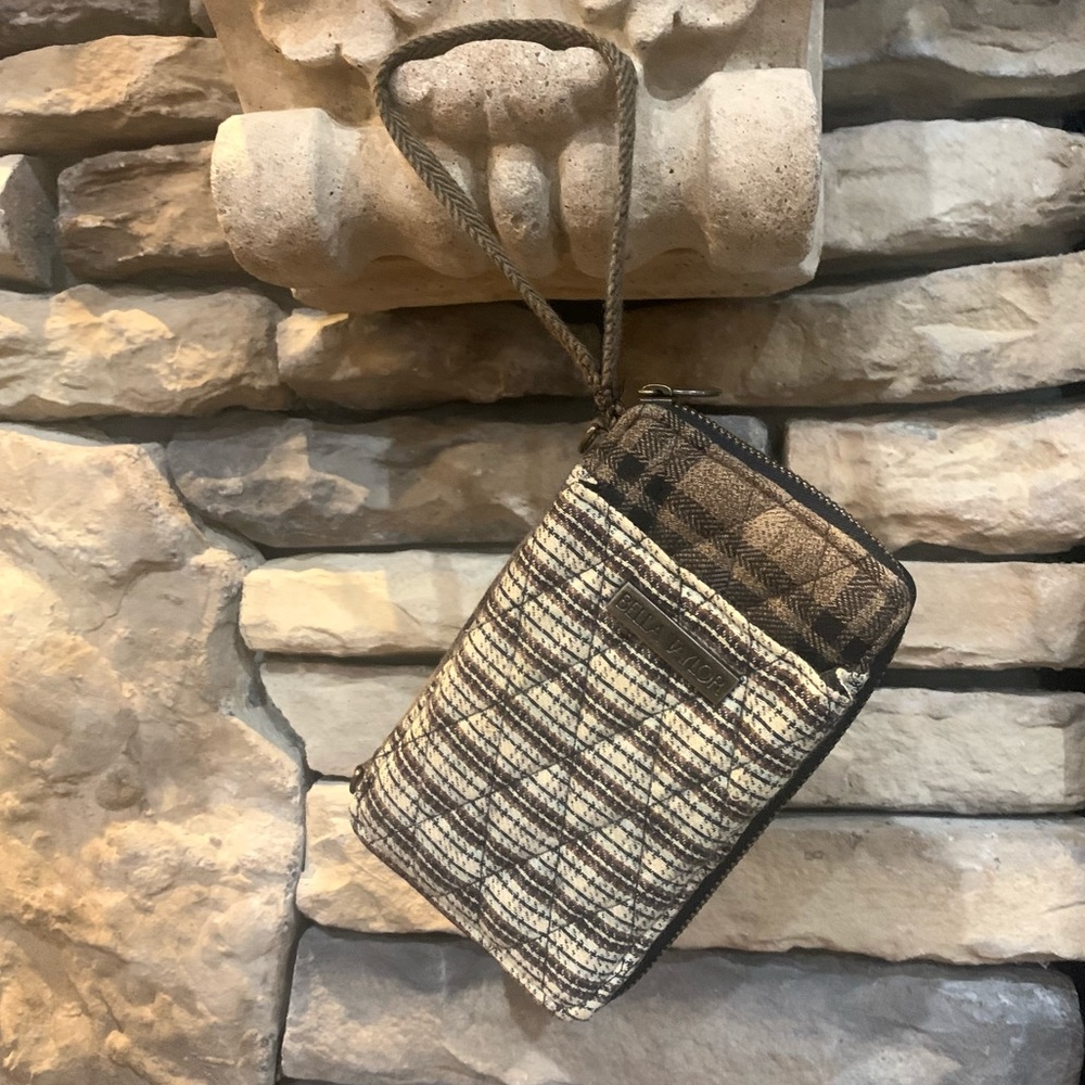 Bella Taylor wrist wallet w/two exterior pockets